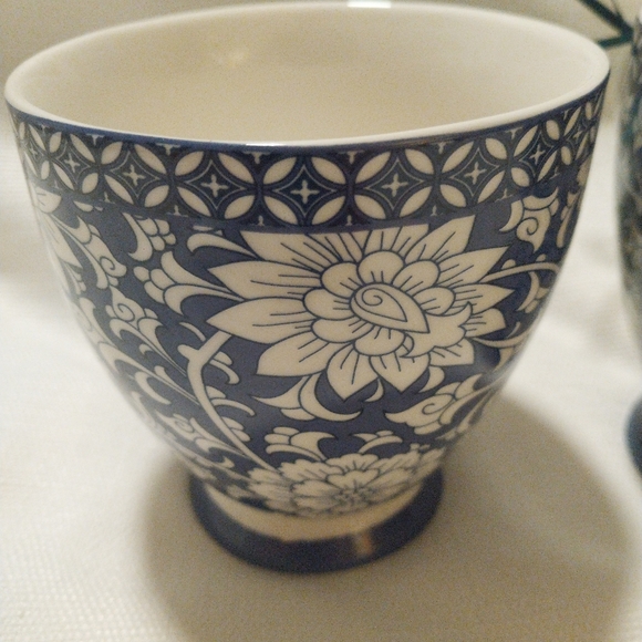 The English Mug Co. Blue & White Floral Pattern Fine China Mug (Set of 2) - Picture 5 of 8